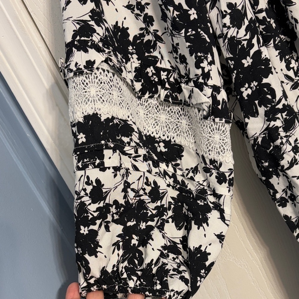 Adrienne Vittadini Monochrome Floral Blouse - Picture 3 of 7